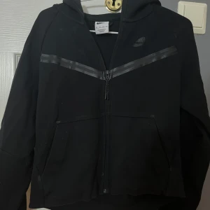 Nike tech  - Den är använd en gång och efter de bara hängt i min garderob sen 2023