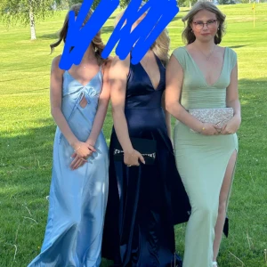 Balklänning - Säljer min balklänning från Oh Polly, den är använd en gång och det finns inga tecken på använding. Strl 6, jag har vanligtvis strl 36 men den är väldigt stretchig så passar nog 34-38