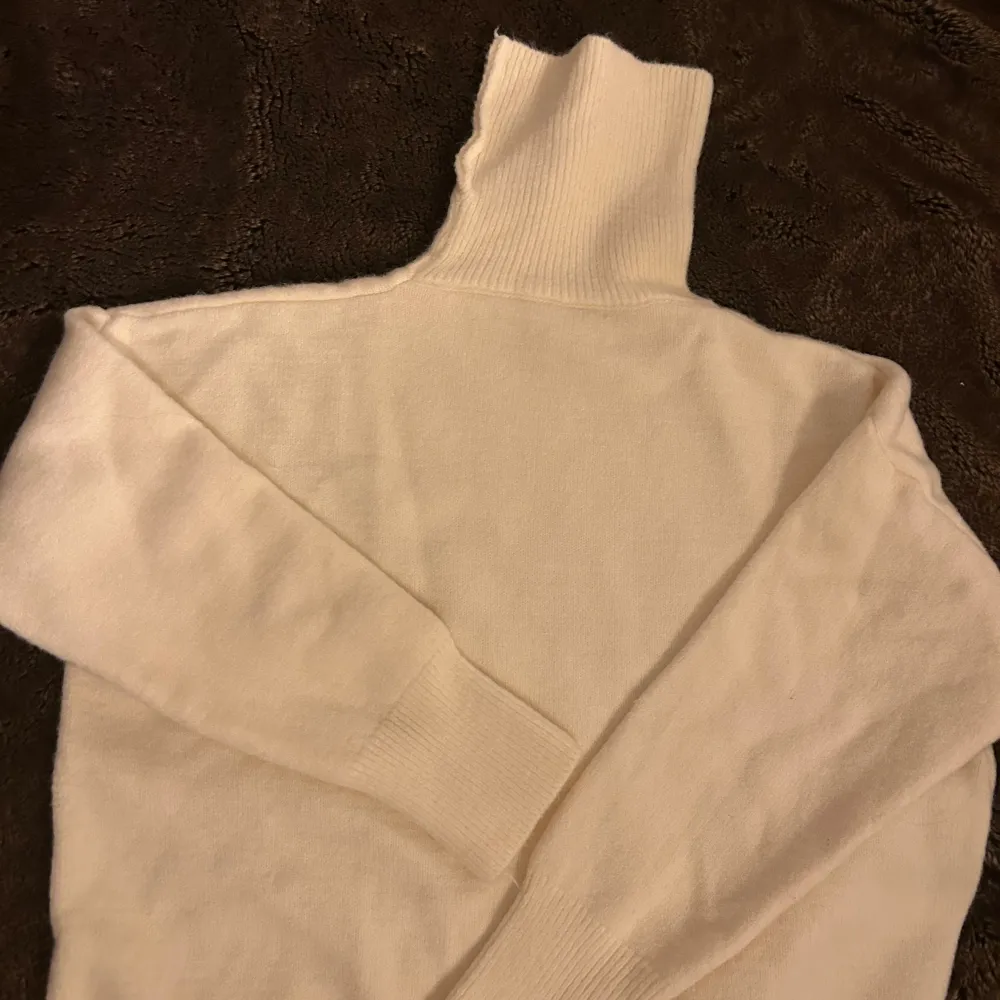 Säljer min stickade vita polo. Väldigt varmt och skön och perfekt till hösten/ vintern. Säljer den då jag inte gillar polotröjor. Lappen står inte kvar på den så har inte koll på märket tyvärr.. Neuleet.