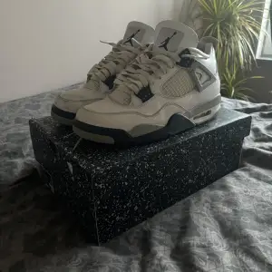 Jordan 4 midnight navys i använt skick. Passar perfekt att ha till vardags. Skolåda följer med. Storlek 44-45