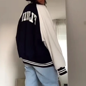 oversize bomberjacka - säljer denna snygga oversized bomberjackan, från hm, köpt för flera år sedan, knappt använd. storlek S o är oversized, supersnygg 🤍 passar d flesta beroende på hur man vill att den ska sitta 