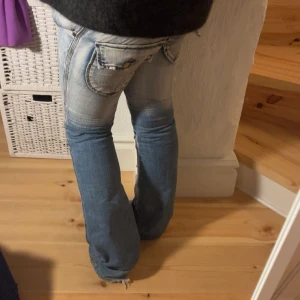 Lågmidjade bootcut/flare jeans - Säljer dessa suupersnyyga lågmidjade jeansen från M Seven då dom tyvärr är för små!!De har lite slitningar längst ner på benet, men inget som syns jättetydligt. Står att de är strl 36 men skulle säga att de sitter mer som 34!💗💗