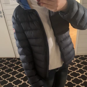 Colmar jacka - En jötte jötte fin mörkblå vinterjacka från colmar. I storlek 166 vm men skulle säga att den är något större.