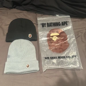 Bape mössa - Grå och svart mössa. Bara skiv vid intresse. 200 kr styck 
