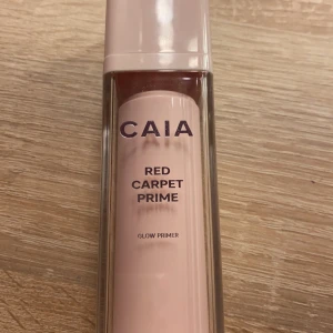 Red Carpet Prime Glow Primer från CAIA - Säljer en superfin Red Carpet Prime Glow Primer från CAIA. HALVA KVAR!!Den kommer i en elegant rosa flaska med en stilren design. Perfekt för att ge huden en strålande och jämn bas innan sminket. Perfekt för en glammig look! Nypris 325kr 
