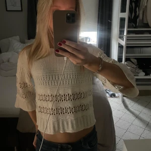 Mango tröja i storlek xs  - Säljer min beiga tröja ifrån mango i storlek xs då den inte kommer till någon användning längre 💓 är i väldigt fint skick o säljer för 200