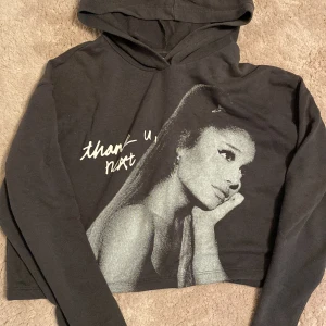 Ariana Grande tröja - Säljer en skitsnygg ariana grande tröja som jag har använt väldigt mkt och har varit en stor favorit 🎀 lite kortare men bekväm