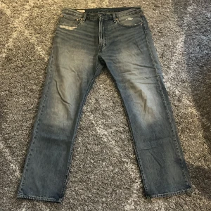 Levis jeans - Bra kvalite och väldigt sköna. Det är W36 L34 men skulle säga de är mer W34-35. Pris kan diskuteras 