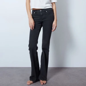 Lågmidjade jeans - Helt slutsålda på hm hemsidan, så fina men beställde två storlekar så kan bara behålla ena paret 😊