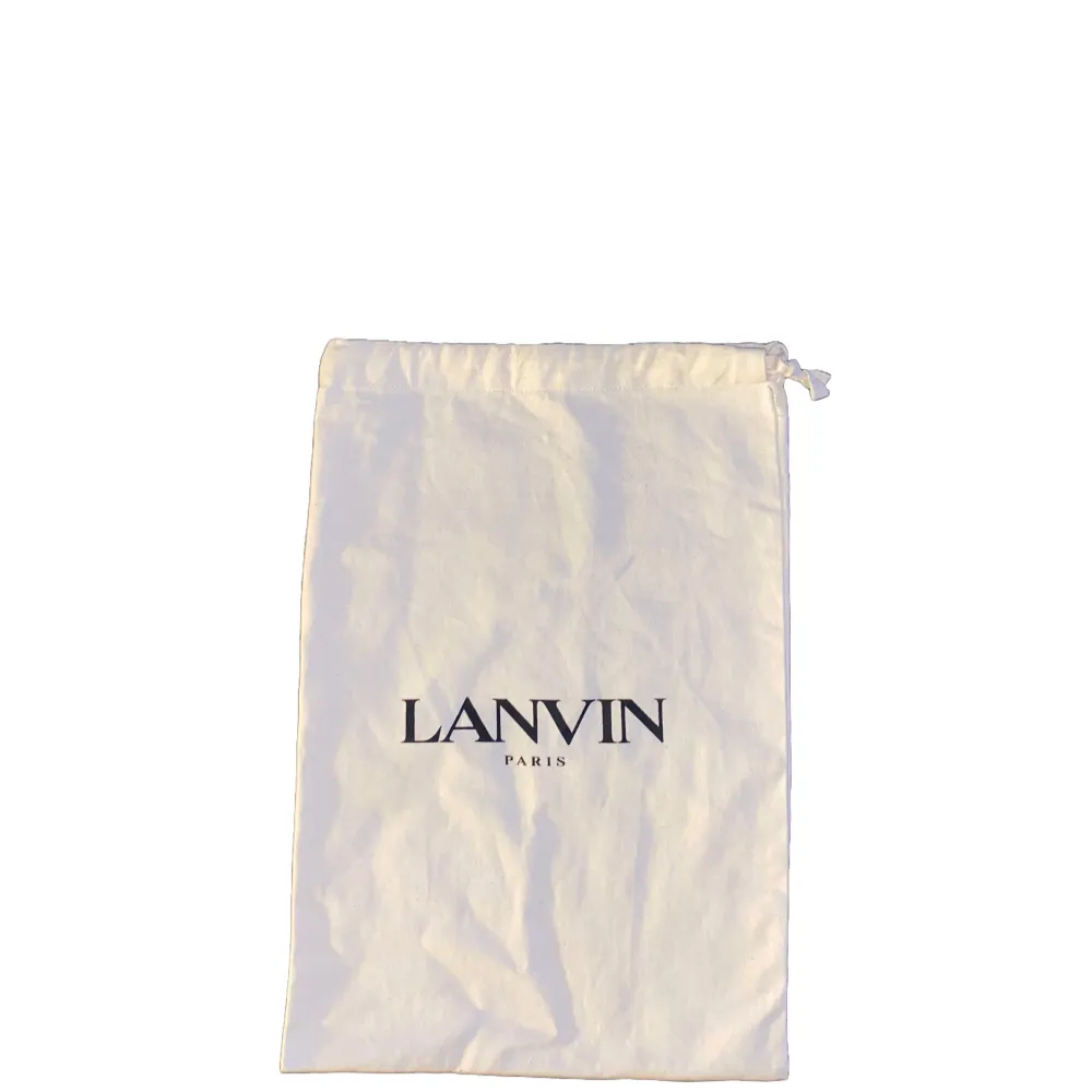 Ny dustbag till Lanvins. Skick 10/10. Hör av dig vid minsta fråga eller fundering!. Övrigt.