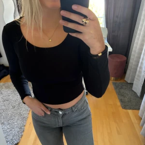 Svart croppad topp från Bik Bok - Säljer en svart croppad topp från Bik Bok. Den är långärmad och har en tight passform, perfekt för både vardag och fest. Toppen är i ett mjukt och ribbat material men relativt tunn😇🤩