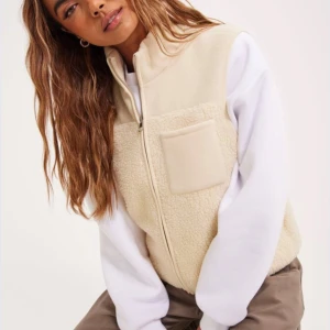 Teddy väst - Säljer min Teddy väst från Nelly som är slutsåld, den är använd ett fåtal gånger så den är i ett bra skick. Skriv för egna bilder!💞