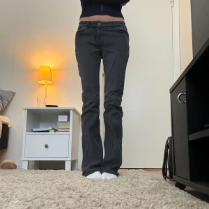 Mörkgrå bootcut jeans - Säljer pga de är lite för stora på mig, använda fåtal gånger🩷