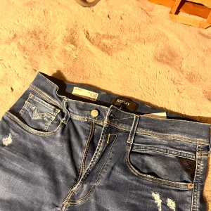 Replay Jeans  - Replay Jeans | Modell: Bronny (Sitter lite mer slimat än anbass) | Storlek: 33/32 sitter mer som 31/32 | skick 8/10 två små påbörjade hål | nypris 1700 mitt pris 699 | priset kan diskuteras | 🍾
