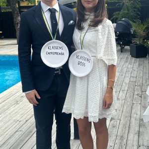 Klänning By Malina - Superfin vit klänning från By Malina. Använd under min student. Nästan i nyskick då vi varken hade sprutöl eller annan dryck på flaket! Köpt för 2599❤️☺️