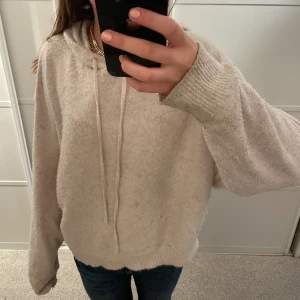 Stickad hoodie från Lindex  - Nopprig och lite fläckig! (Har dock ej tränat den)💕 köp gärna genom köp nu