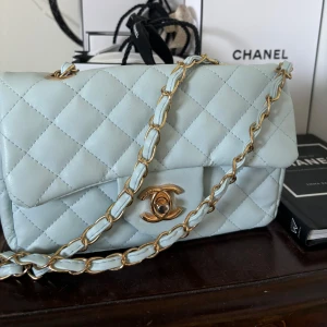 Blå cc väska  - Säljer min blåa väska med cc märke. I bra skick med lite miss färgning på pinnen men syns inte. Säljer därför för rimligt pris.