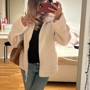 Teddyjacka  - Jättesnygg och populär jacka i pilé som är helt slutsåld överallt!! Nyskick, aldrig använt😍😍storlek M men sitter perfekt oversize på mig som är xs (det är ej den gigantiska modellen antar jag)