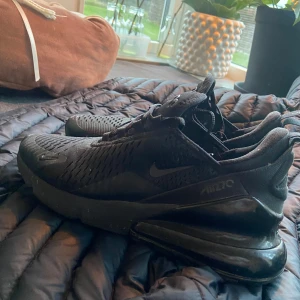 270 nike  -  Jag säljer två 270 nike för men för små för mig de är bra skick stolek 39 