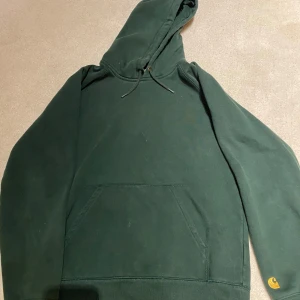 Carhartt tröja grön - Säljer äkta mörkgrön Carhartt hoodie. Har liten ljusare fläck på framsida som kan ses på bilden.   - Storlek S - Längd 65cm x axelbredd 55cm - Normal i storleken (är själv 158cm) - Mycket bra skick  Skriv i PM vid frågor/köp🫶