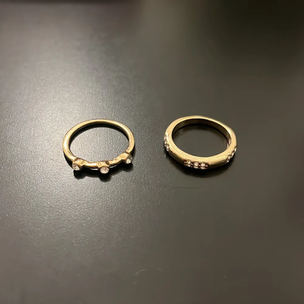 Jag säljer sex stycken ringar från Kappahl. De har inga tecken på slitning. De är guld färgade men gjorda av metall. Storlek S. Hör av er om ni har några frågor. Nypris: 99kr💍. Accessoarer.