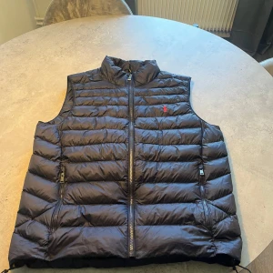 Ralph lauren väst - Säljer denna Ralph lauren väst Använd 3 gånger  Storlek M  Tar även byten 
