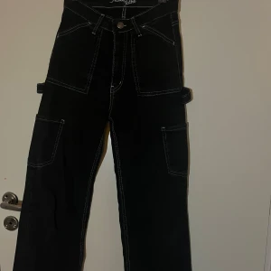 Cargo jenas  - Jätte fina cargo jeans, stretchiga i material. Använda 2 gånger.  Färg: svart vit  Storlek: s skulle passa i M 