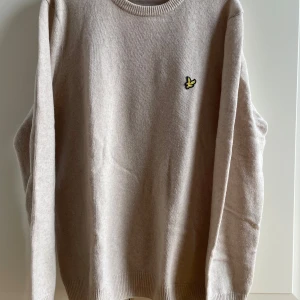 Lyle & Scott stickad tröja - Mycket fint skick, nypris 1000kr. Kommer från rök- och djurfritt hem. 