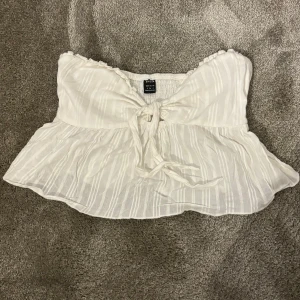 Vit offshoulder topp från Shein - Säljer en söt vit offshoulder topp från Shein. Toppen har en knytning framtill och volangdetaljer.