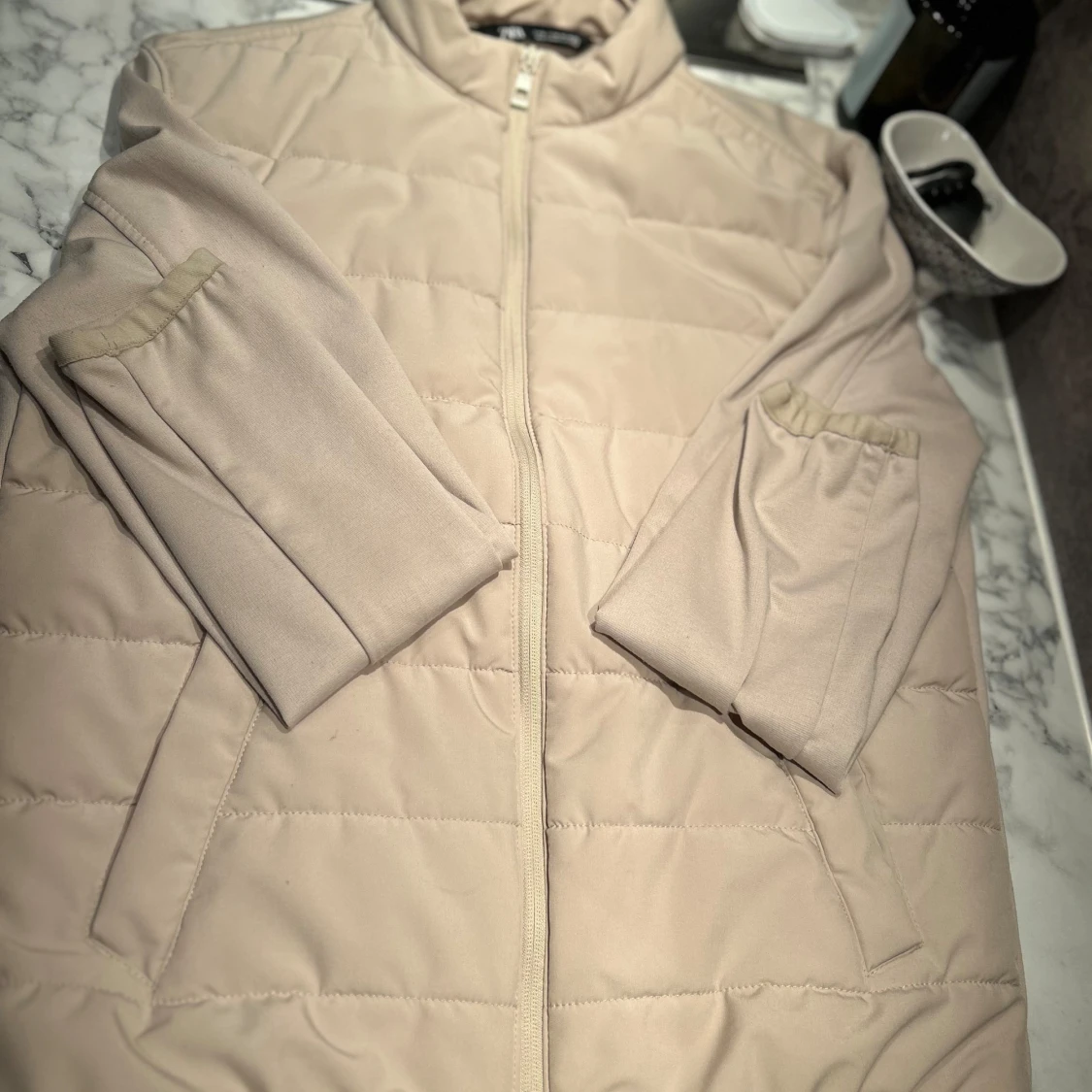 Beige quiltad jacka från Zara - 1