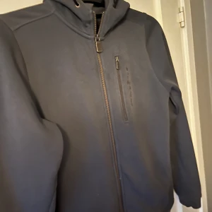 Sail rasing zip hoodie  - Snygg mörkblå zip hoodie från Sail Racing med dragkedja och huva. Perfekt för kyligare dagar med sin stilrena design och praktiska ficka med dragkedja på bröstet. Riktigt snygg och bra kvalité! Priset kan diskuteras ‼️‼️