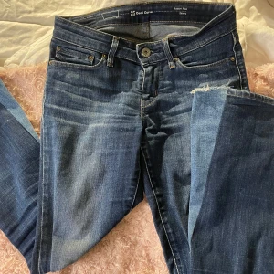 Blå jeans från Levi's - Snygga låg midjade blåa jeans från Levi's som är utsydda till bootcut istället för skinny. De är i storlek 25