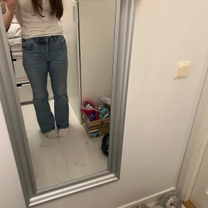 Blå jeans med bootcut - Säljer ett par ljusblåa jeans från hm som är midwaist💗