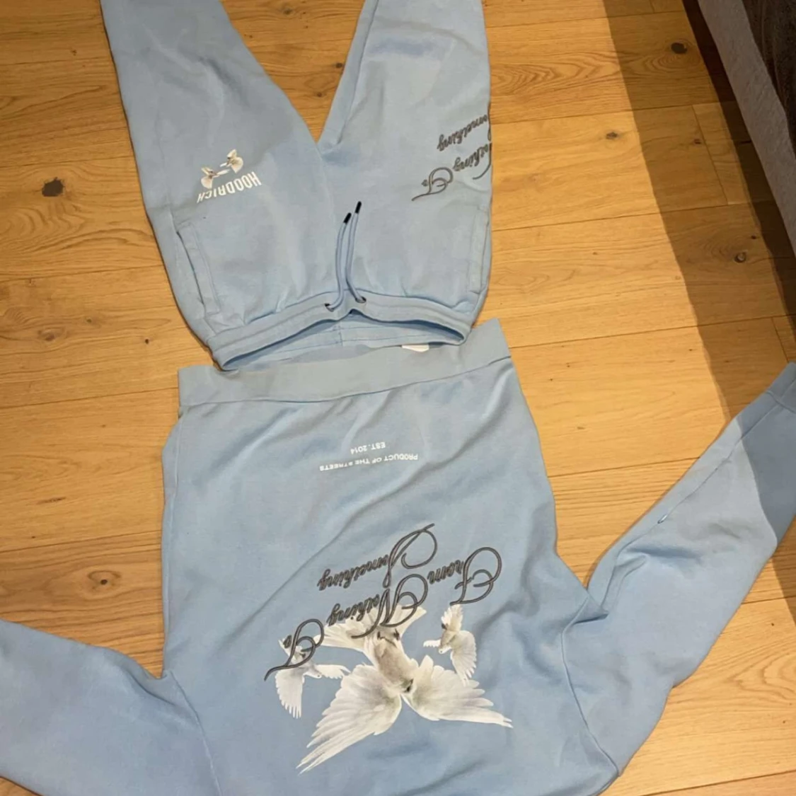 Ljusblå hoodie och byxor från Hoodrich