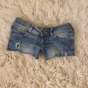 Super lågmidjade jeansshorts - Supersnygga och jätte lågmidjade jeansshorts i fint skick köpta second hand!💞💞 Midjemått rakt över: Ca 40 cm💞Postar samma dag om ni köper 13 februari innan kl 15:00 eller tidigare💞