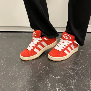 Adidas campus 00s - Säljer vidare mina Adidas campus 00s då de är för stora för mig. Använd ett fåtal gånger av både mig och förra ägaren så i gott skick! Följer med original låda samt vita och röda snören även smala röda snören.  Storlek 42 2/3.