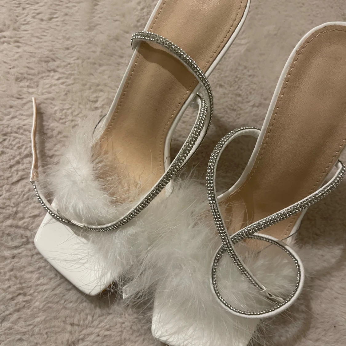 Vita klackskor med fjäderdetalj - 1