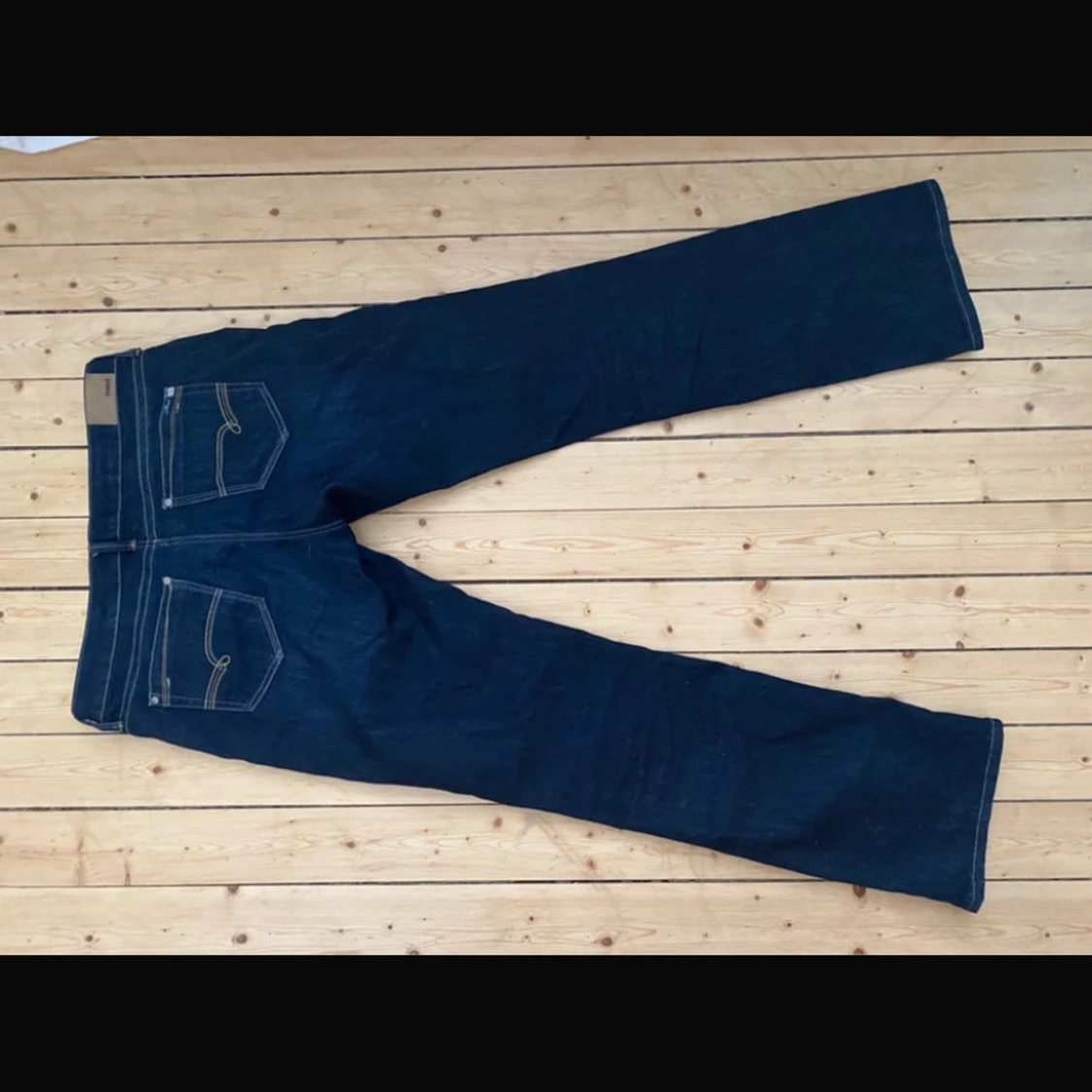 Mörkblå jeans med bootcut - 3