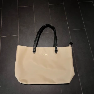 Beige väska från Björn Borg - Snygg beige handväska från Björn Borg. Nästan aldrig använd. Säljer då den inte kommer till användning. Skriv för fler bilder❤️