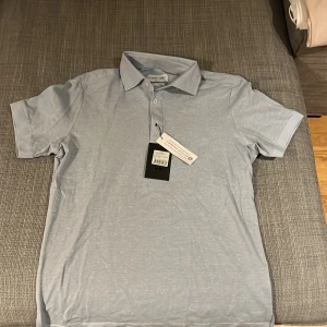 Ljusblå pikétröja från  j.Harvest&frost  - Snygg ljusblå pikétröja från j.Harvest&frost med klassisk krage. Perfekt för en stilren look.