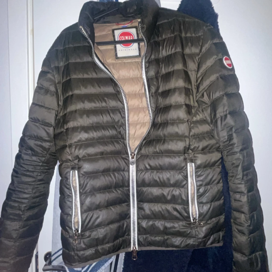 Olivgrön pufferjacka från Colmar - 1