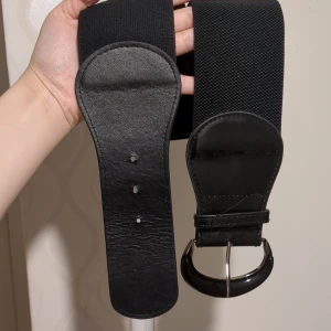 Svart elastiskt bälte med rund spänne - Midjebälte/band, aldrig använd