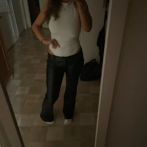 Skinnbyxor  - Svarta skinnbyxor i bra skick, bootcut