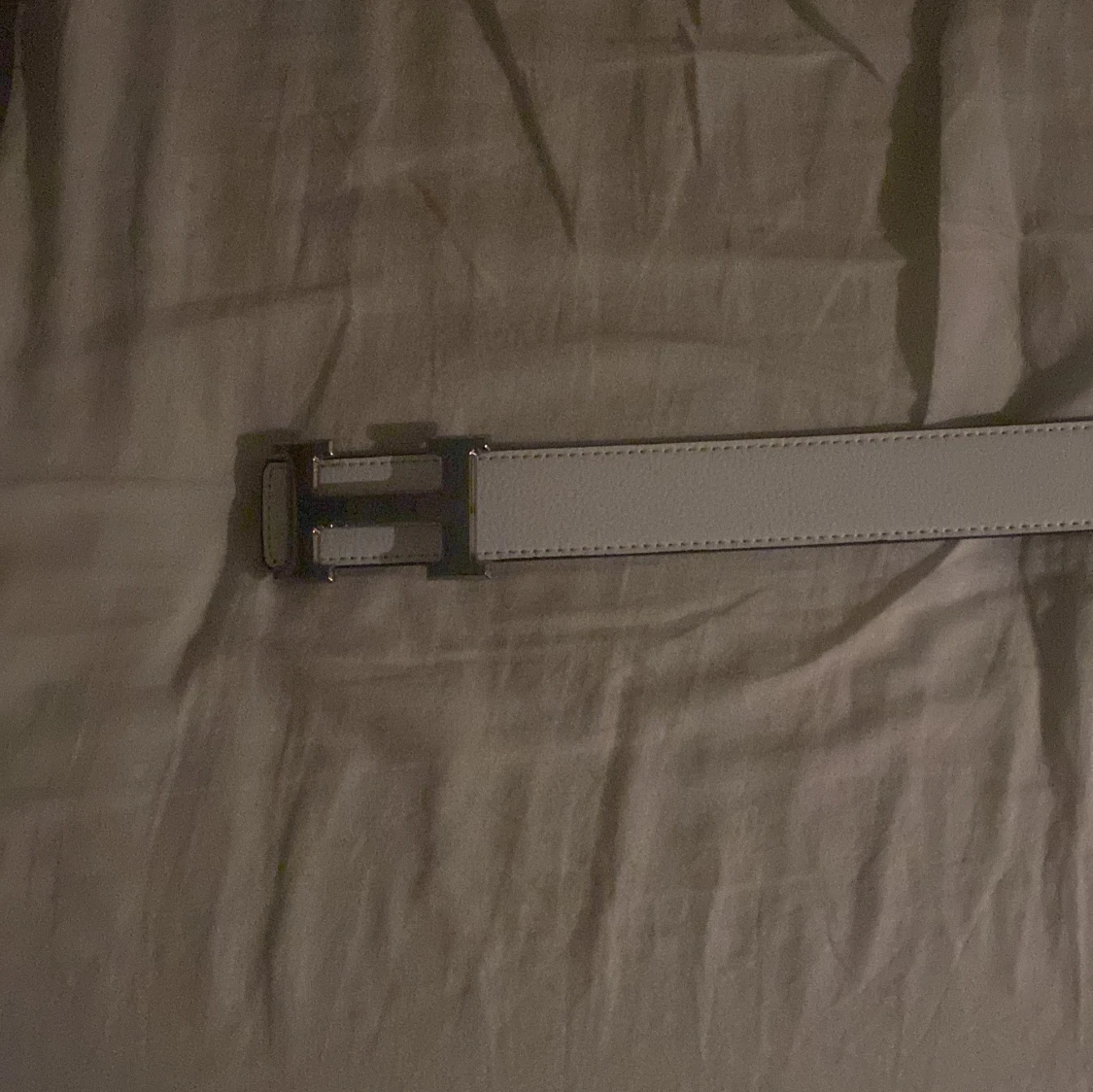 Vitt bälte med silverfärgat spänne - 1