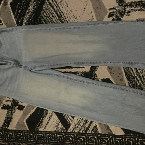 Ljusblå jeans från 157 - Snygga ljusblå jeans från 157 med klassisk design. De har en rak passform och är tillverkade i jeansmaterial. Perfekta för en avslappnad stil.