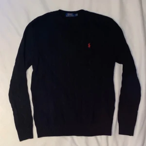 Polo Ralph Lauren Knit, stickad tröja - Säljer en stilren och högkvalitativ stickad tröja från Polo Ralph Lauren, ett perfekt plagg för både avslappnade och mer uppklädda tillfällen. Tröjan är både mjuk och bekväm, och ger en tidlös och elegant look. Passar bra både till det mesta!  Color: Black, Size: M, Cond: 10/10,  Hör av dig om du har frågor eller vill ha fler bilder!  Black knitted sweater from Ralph Lauren in size M  Czarny, dzianinowy sweter od Ralph Lauren w rozmiarze M