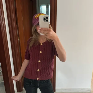 Vinröd kofta med knappar - Säljer denna jätte snygga vinröd kofta med korta ärmar och guldknappar❤️❤️❤️