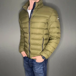 Colmar jacka - Hej säljer nu min fina Colmar jacka i storlek M. Den är helt ny utan prislapp! och kommer vara otroligt snygg i höst/vinter. Nypris cirka 4000kr! Vi kommer att sälja liknande produkter nu närmare vinter så glöm inte följa profilen!🌊🍾