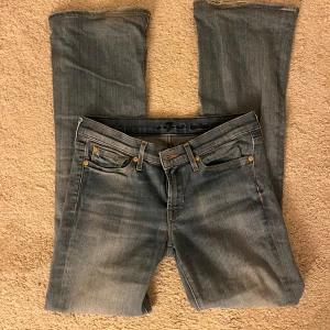 Lågmidjade jeans - Jättesnygga lågmidjade jeans från Seven for all mankind. Storlek 27. Midjemått: 75cm Innerbenslängd: 79cm. Jag är strax över 160cm lång❤️(jeansen är lite slitna där bak på båda benen längst ner, skriv för detaljerade bilder)