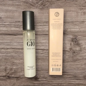 Giorgio Armani Acqua di Giò - Oanvänd parfym från Armani, Acqua Di  Giò är doften och den kommer i 33ml flaska. Perfekt att ta med på resan eller ha i väskan/fickan.